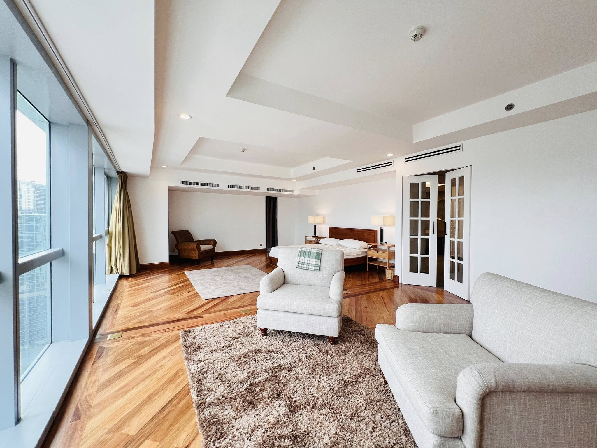 Walk-Through this 4-Bedroom Penthouse Bi-Level Unit in The Forbes Tower photo 5