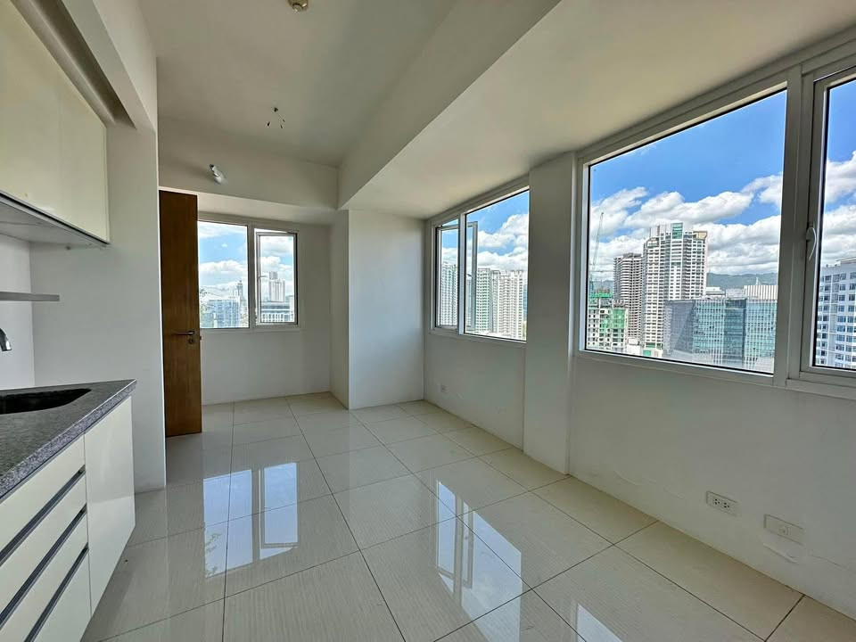 Calyx Residences 1 bedroom unit with 1 car park photo 1