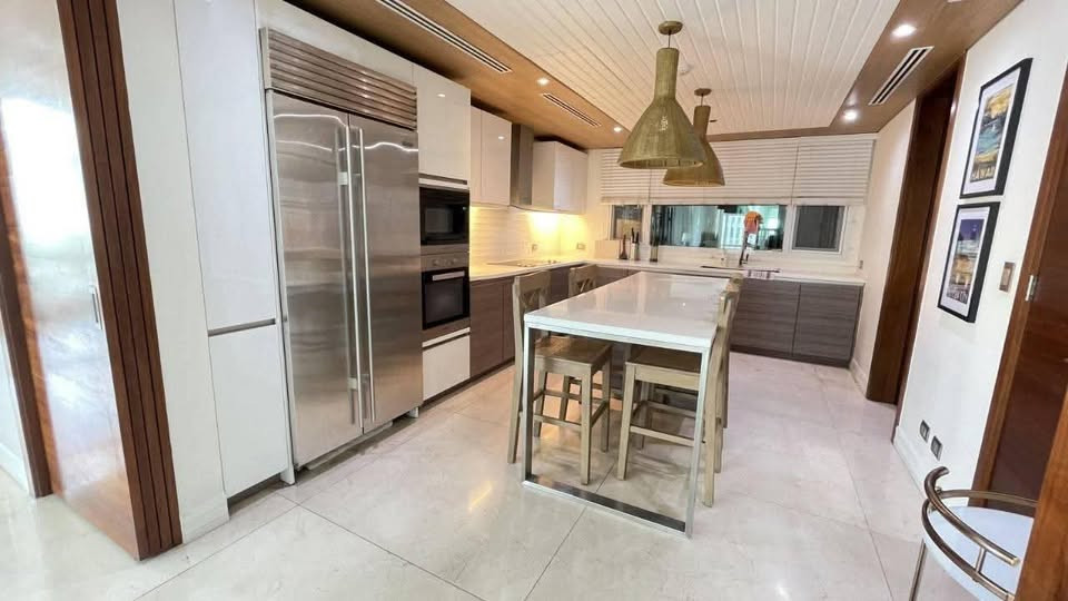 TWO ROXAS TRIANGLE 3 Bedroom Fully furnished and Interior decorated photo 3