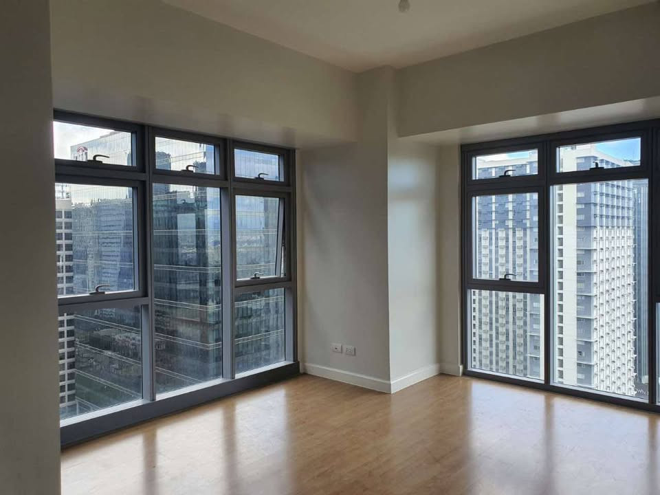 3BR unit in Park Triangle Residences photo 1