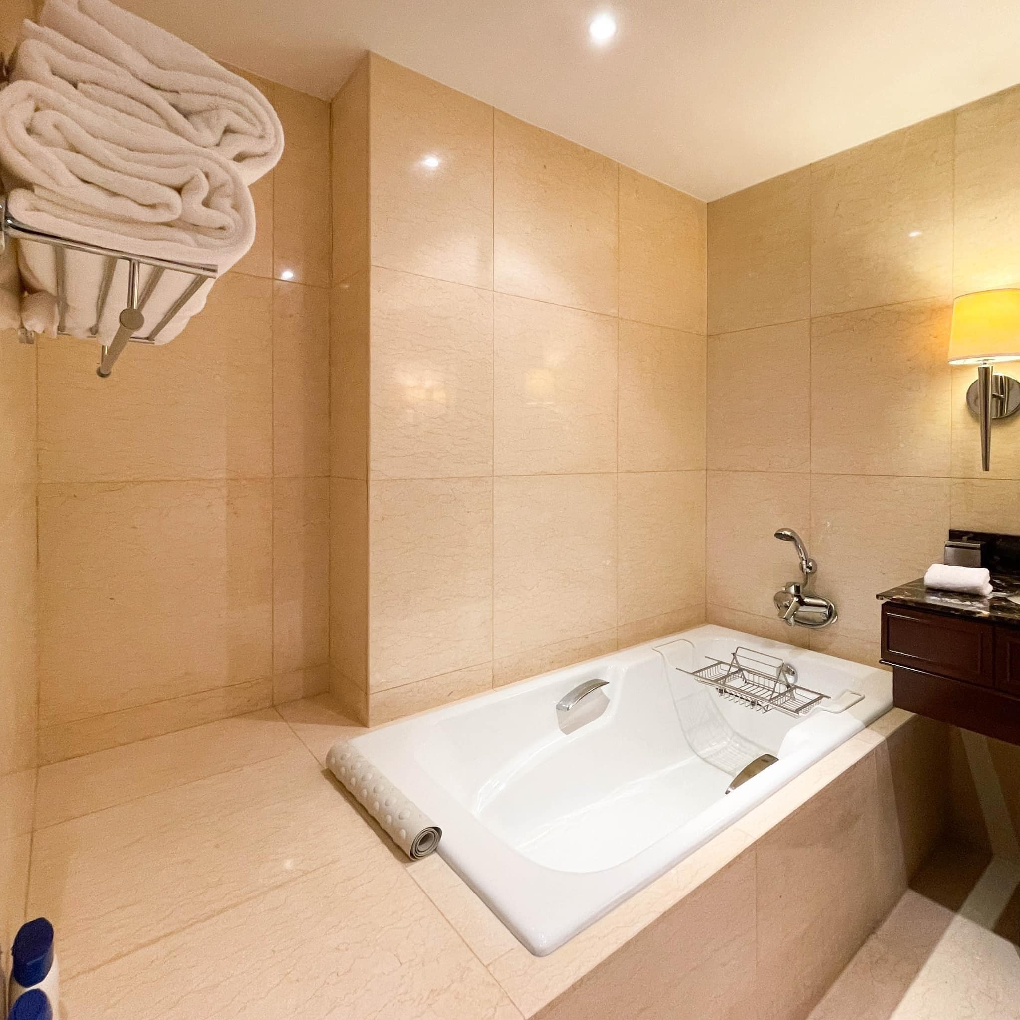 A Dazzling Condo Unit for Sale in Raffles Makati. photo 5