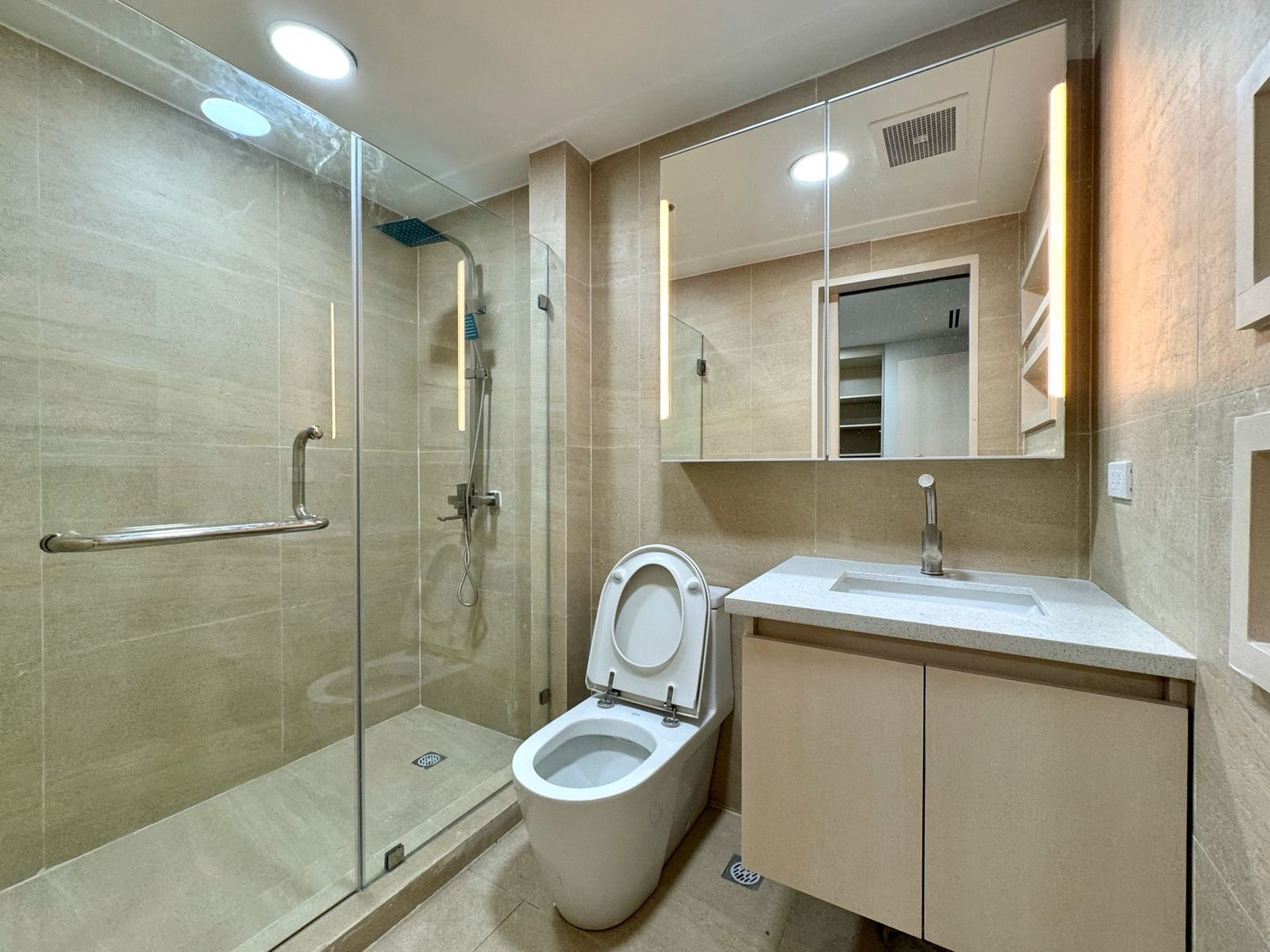 Grab this Breathtaking 2-Bedroom Condo Unit in Rockwell, Makati photo 5