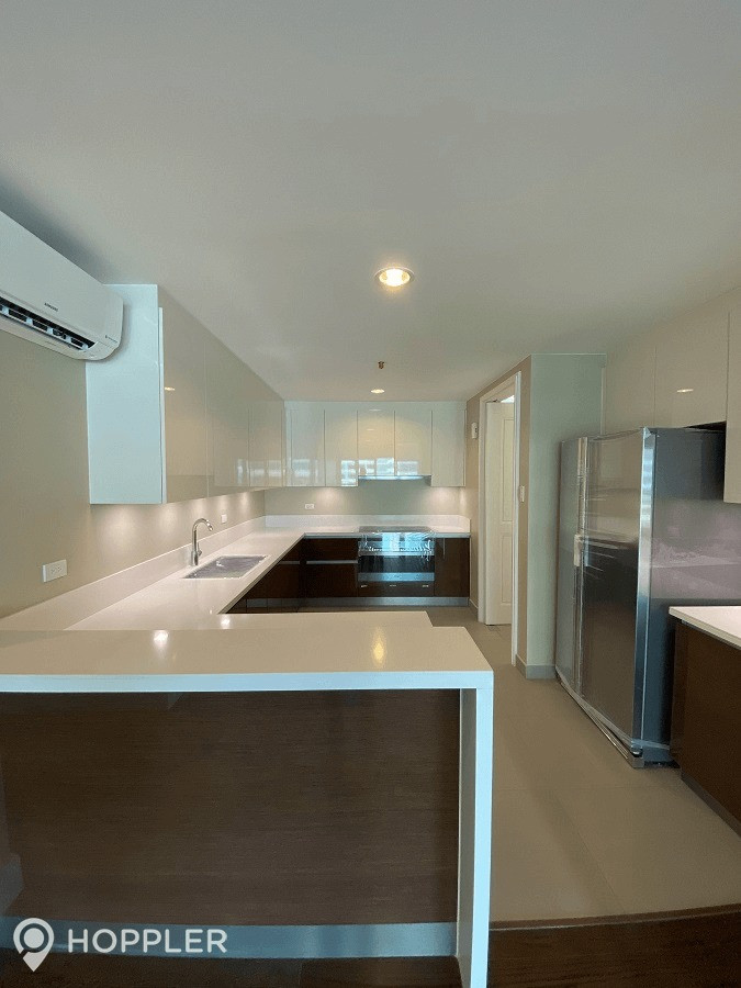 3BR Condo for Sale in Edades Suites, Poblacion, Makati photo 4