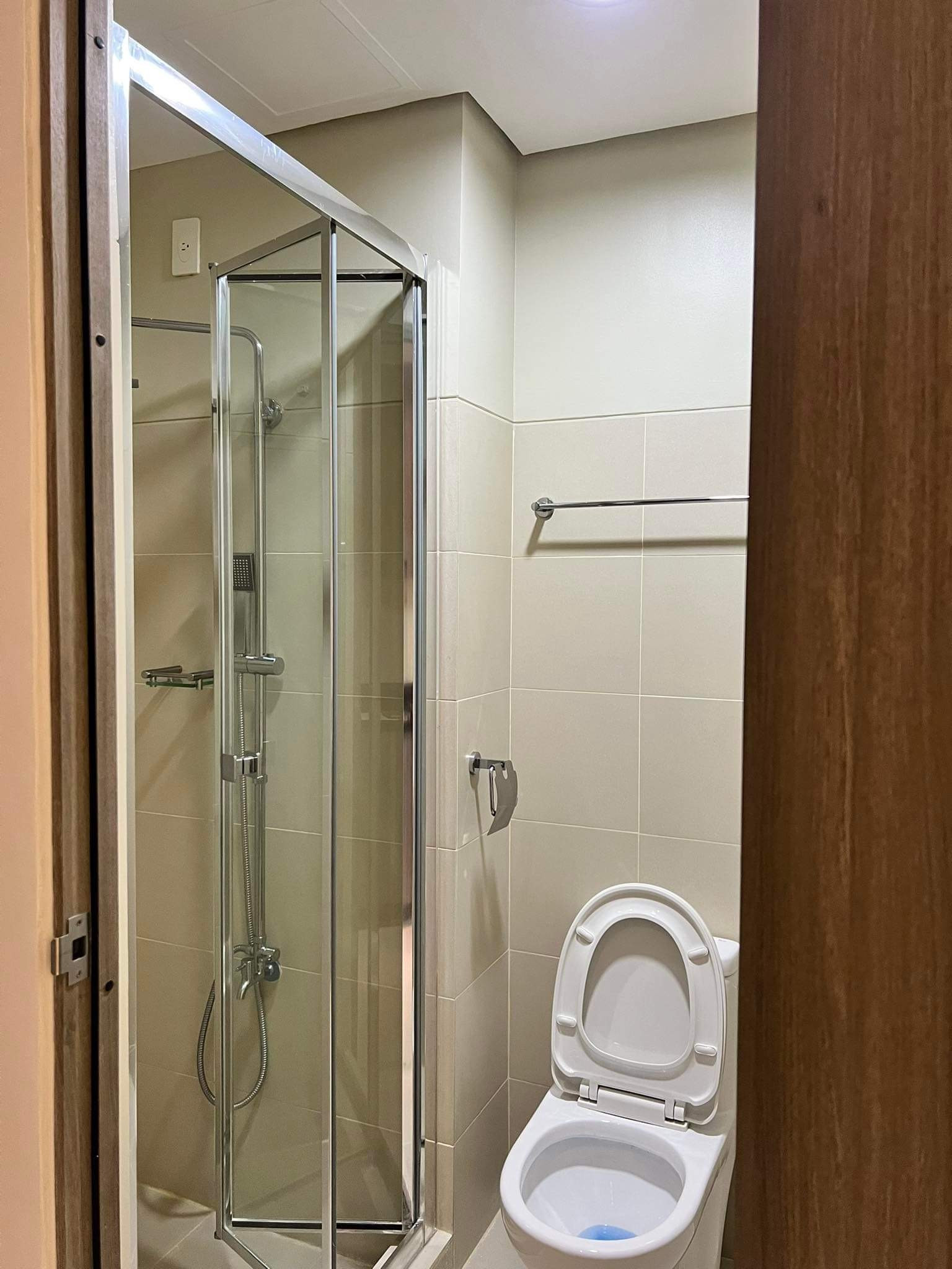 1br Bare Unit condo for rent suite A family with 1 balcony photo 5