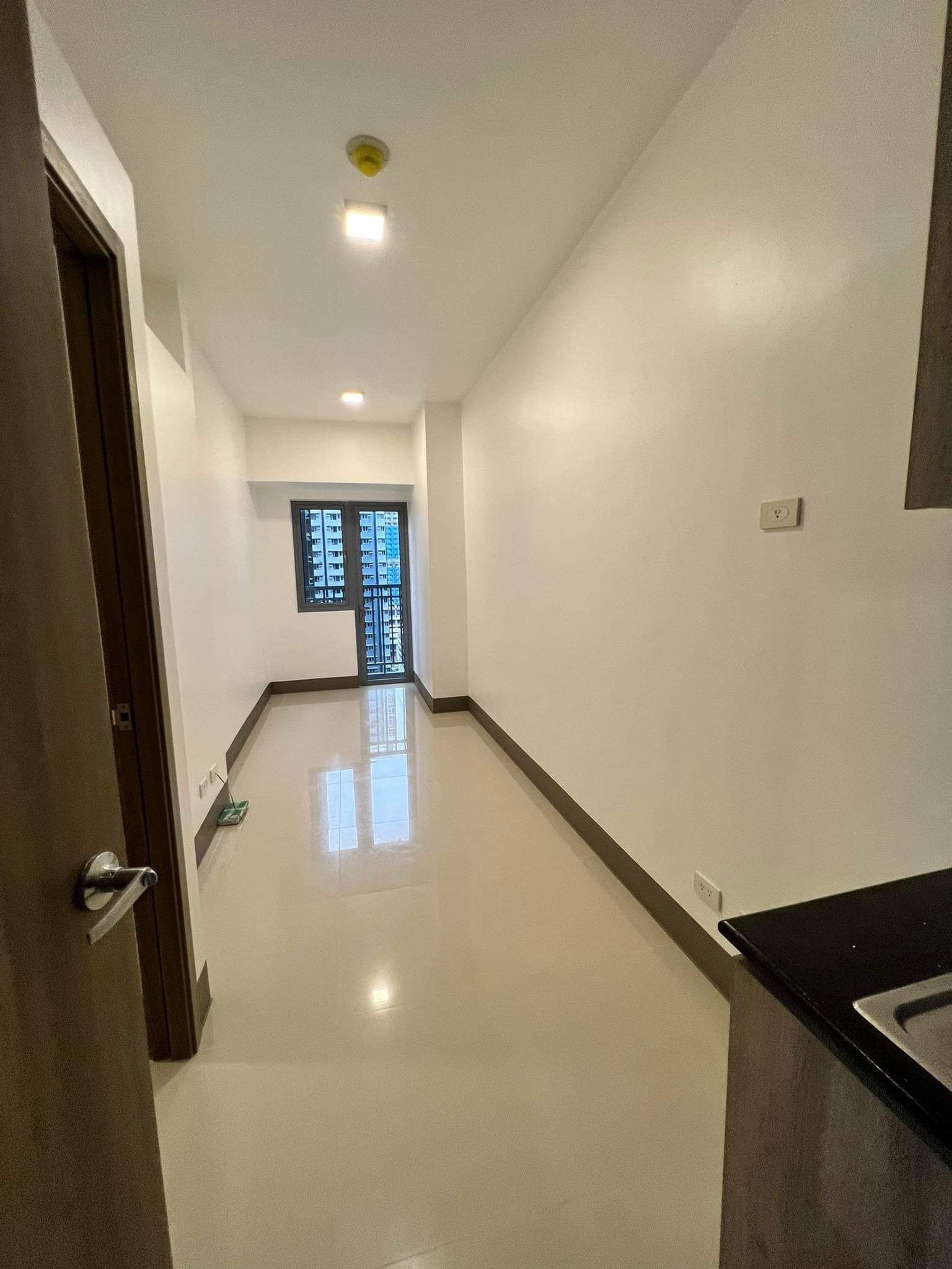 1br Bare Unit condo for rent suite A family with 1 balcony photo 3