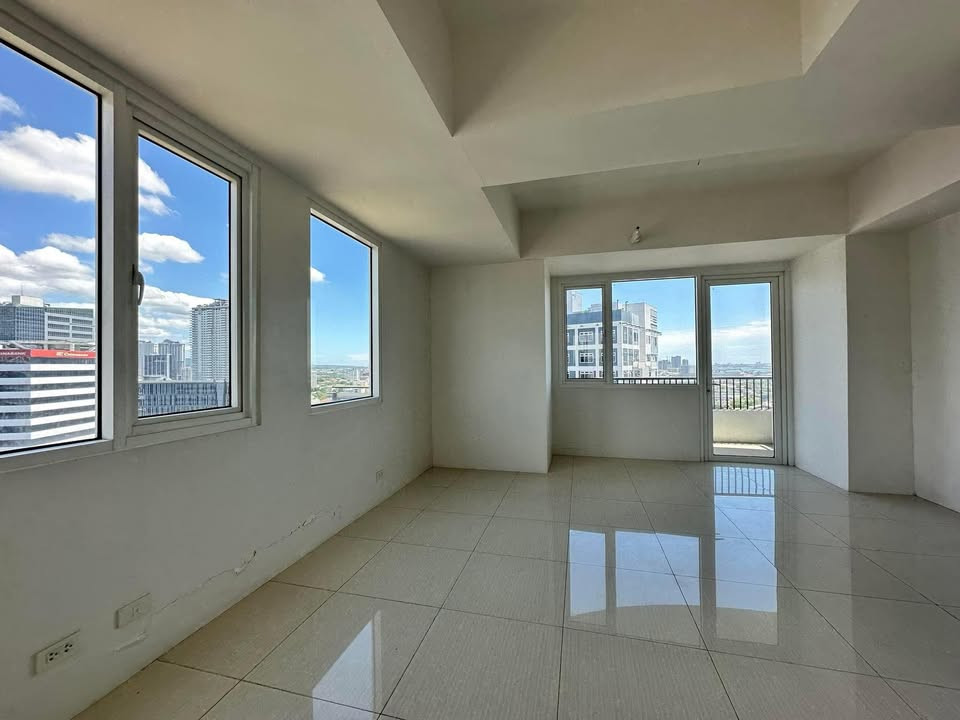 Calyx Residences 1 bedroom unit with 1 car park photo 2