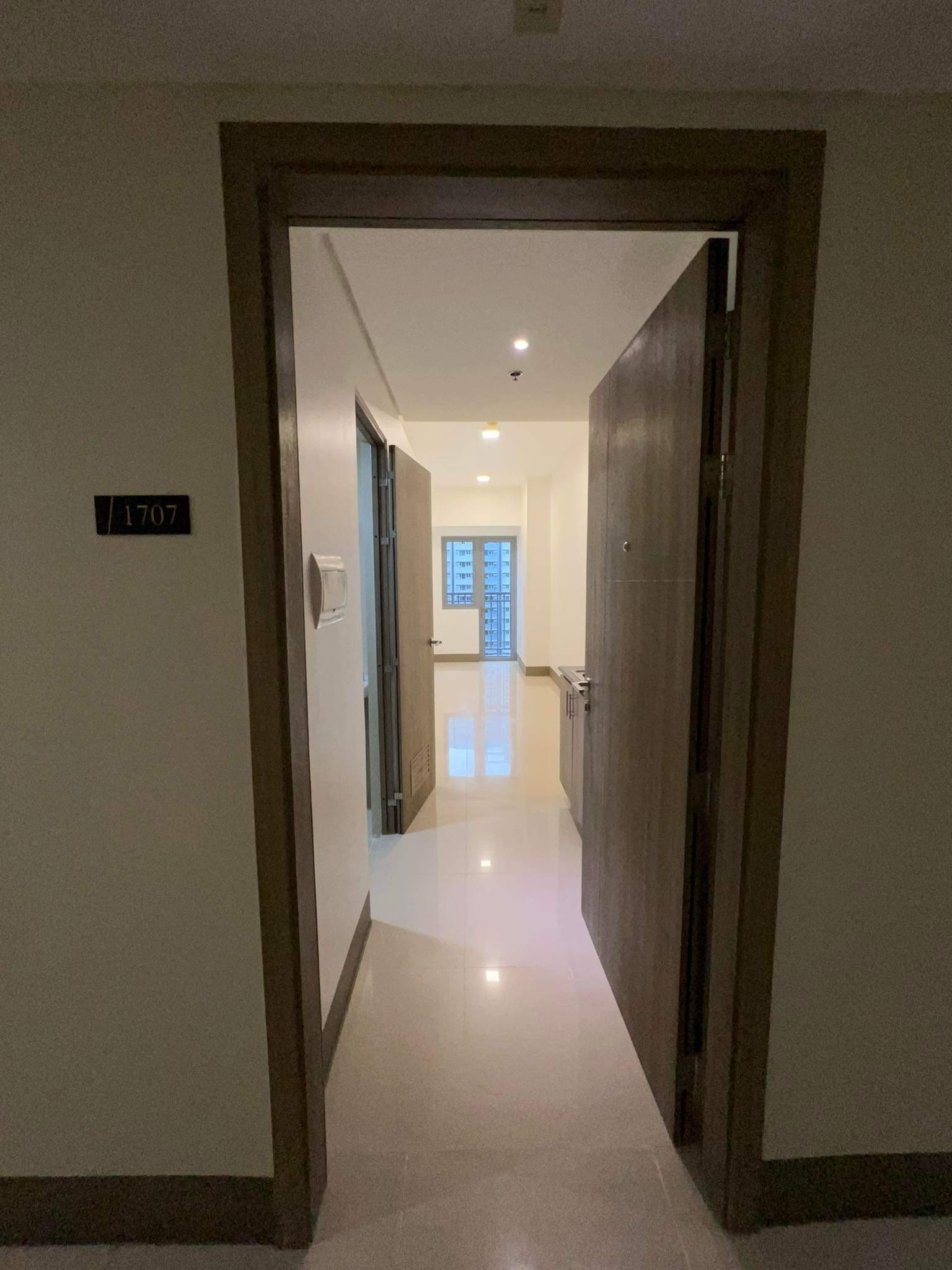 1br Bare Unit condo for rent suite A family with 1 balcony photo 2